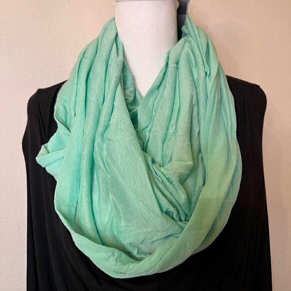 NWT green  infinity scarf so many looks from one accessory - Picture 2 of 6